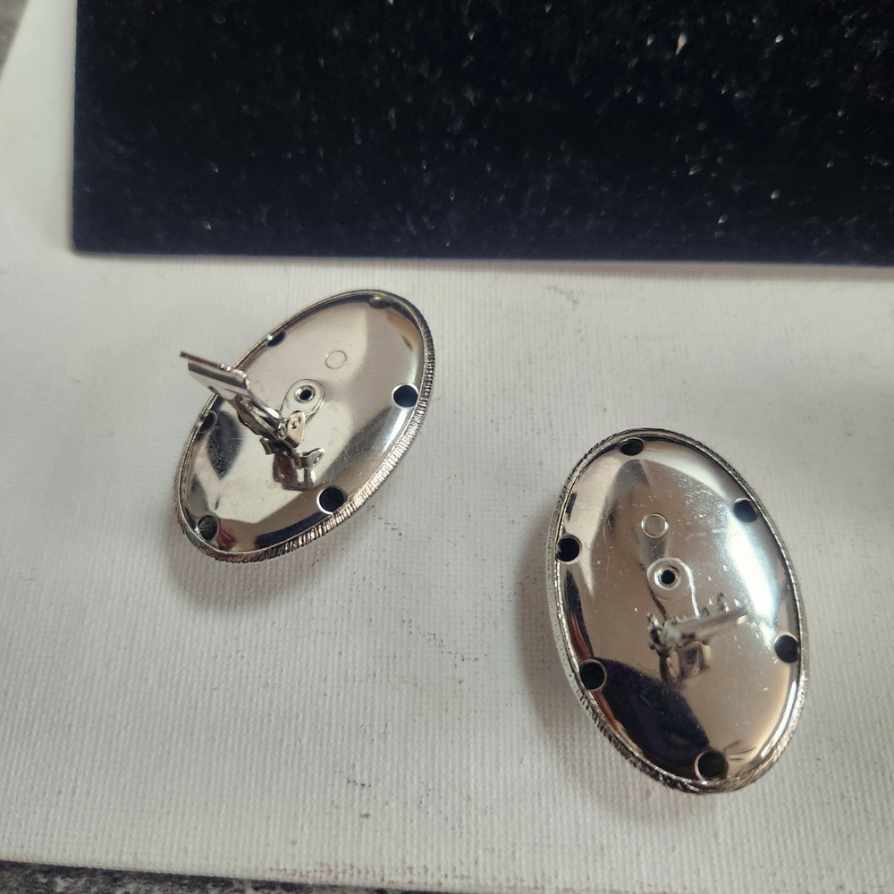 Vintage Silver Tone Textured Oval Dome Clip On Earrings Ribbed Statement Retro - Picture 6 of 12